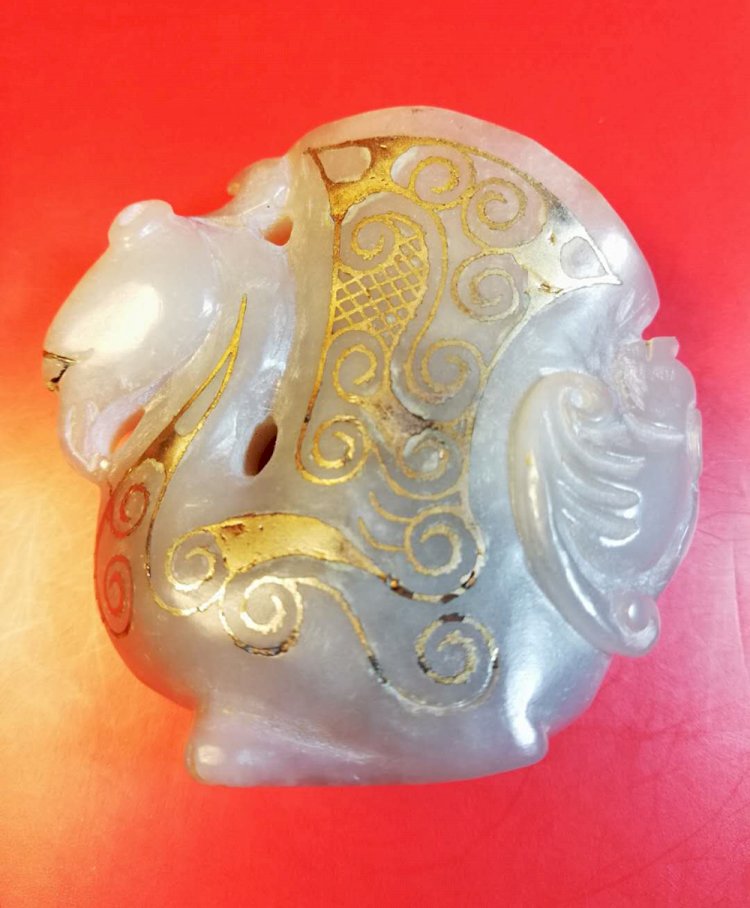 G042 Jade Ornament of an Amazing Bird Carrying a Bottle