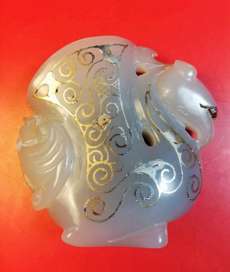 G042 Jade Ornament of an Amazing Bird Carrying a Bottle