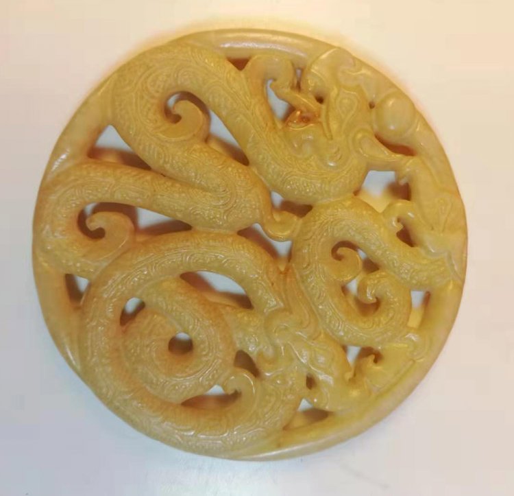 Q009 清代 鏤雕三龍玉璧