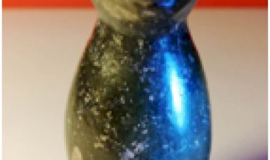 新石器時代 玉人(墨玉),以兩孔作眼，在新石器時代之出土物亦發現過；