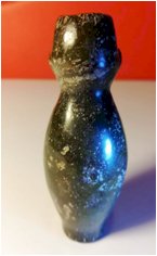 新石器時代 玉人(墨玉),以兩孔作眼，在新石器時代之出土物亦發現過；